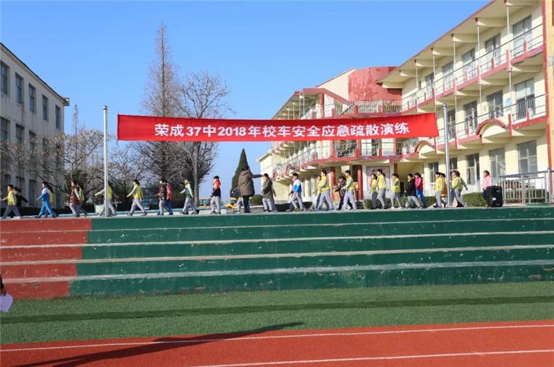 【安全生产】石岛人民医院配合多部门开展校车起火应急演练