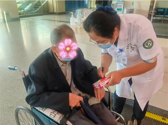 【服务之星】细微之处见真情——石岛人民医院导医团队倾情为您服务