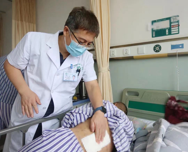 “呕吐”医生，手术台上的钢铁侠！