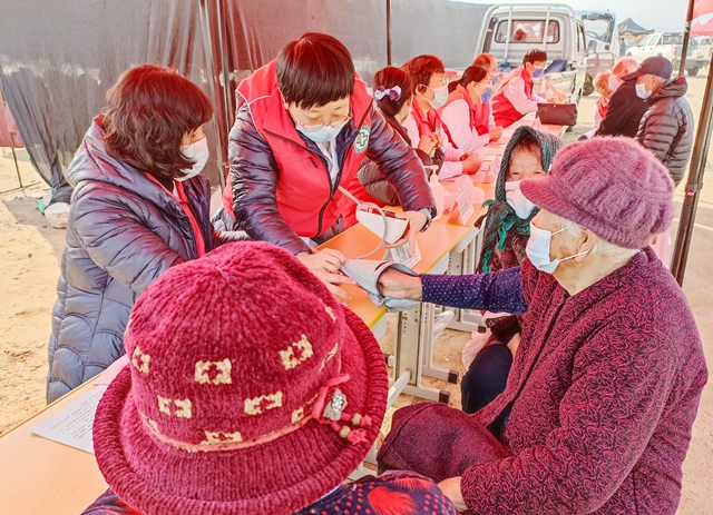 白+黑！石岛人民医院健康驿站风雨无阻送医忙