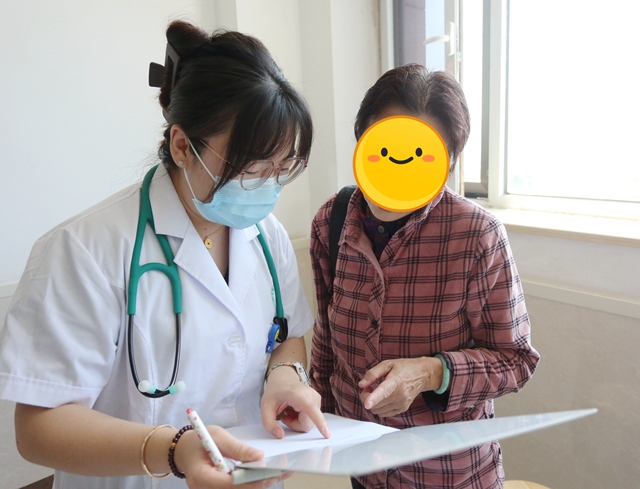 【满意在荣成】“邻家小姑娘”精准的治疗与热情的服务，让外地老人如沐春风！