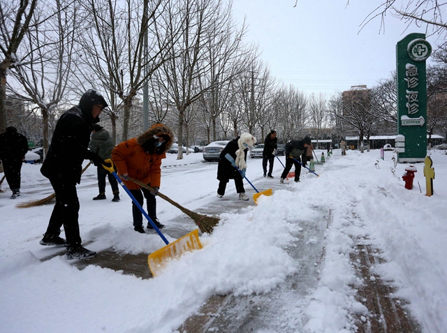 【满意在荣成】清雪护行暖人心 ，石岛人民医院安全出行有保障！
