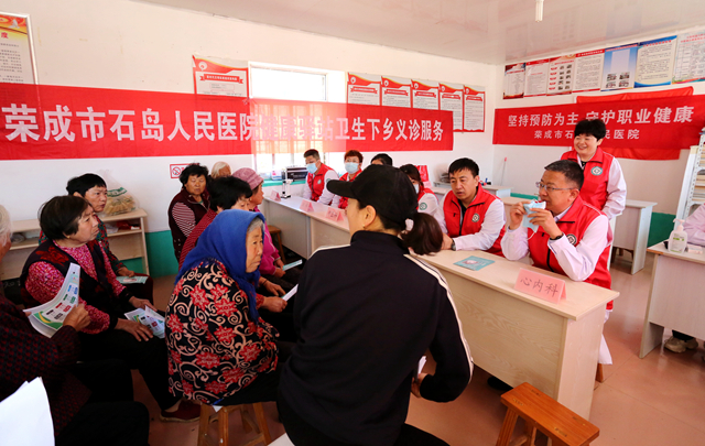 【全流程改善就医体验】石岛人民医院包扶村惠民义诊暖人心，为民服务零距离