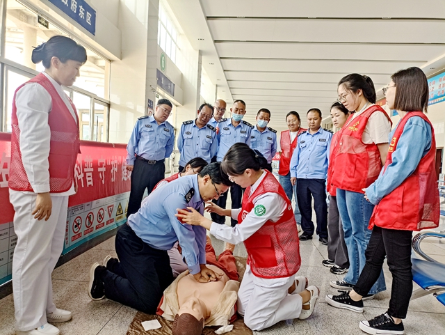 【全流程改善就医体验】石岛人民医院医护人员深入荣成公交石岛分公司送健康