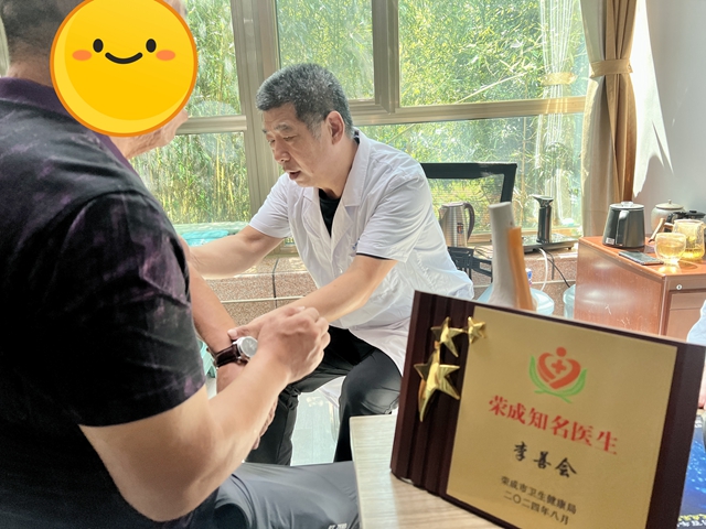 【致敬医者】荣成市卫健局主要领导走进石岛人民医院，为“荣成知名医生”授牌