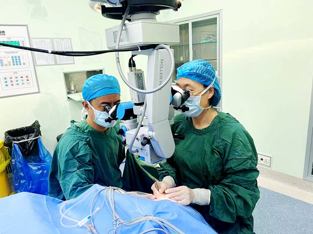 【笃行实干 大抓业务】石岛人民医院眼科成功实施首例最小量视网膜脱离外路手术