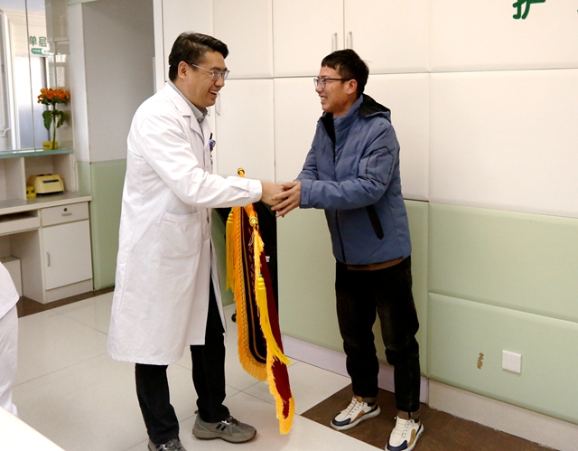 【全流程改善就医体验】石岛人民医院骨外一科两面锦旗受赞扬