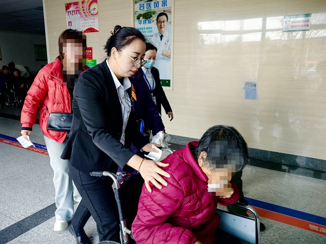 【医共体建设】石岛人民医院医共体转诊服务中心高效服务，让基层患者上下转诊“医”路畅通