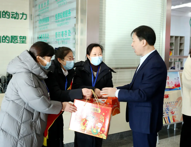 【新春送暖】大年初一，石岛人民医院院领导走访慰问一线职工