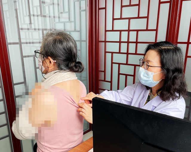 【笃行实干 大抓业务】北京中医皮肤专家坐诊石岛人民医院，专业守护患者肌肤健康